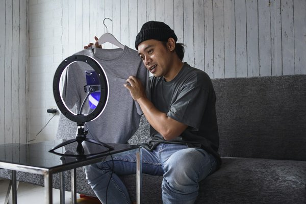 How Should UK Toy Stores Use YouTube to Demonstrate Educational Toys?